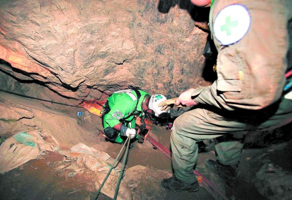 Socorristas de tres países se suman al rescate de los mineros del sur