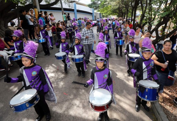 Tegucigalpa: En nueve rutas, alumnos del nivel básico mostraron su amor a la patria