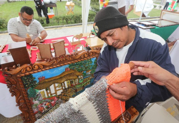 FOTOS: Reos exponen los productos elaborados con sus manos