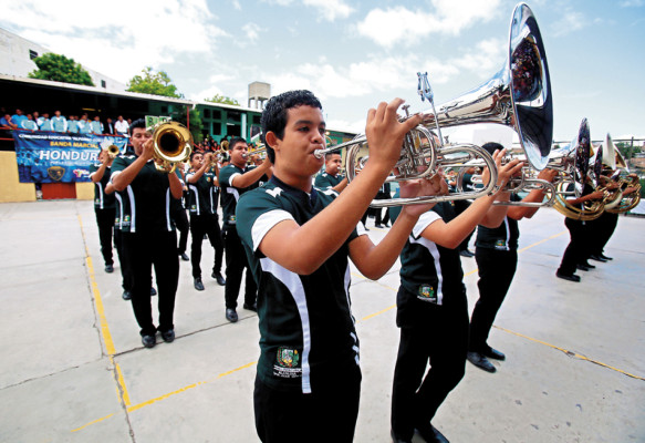 Colorida competencia de bandas marciales del itsmo