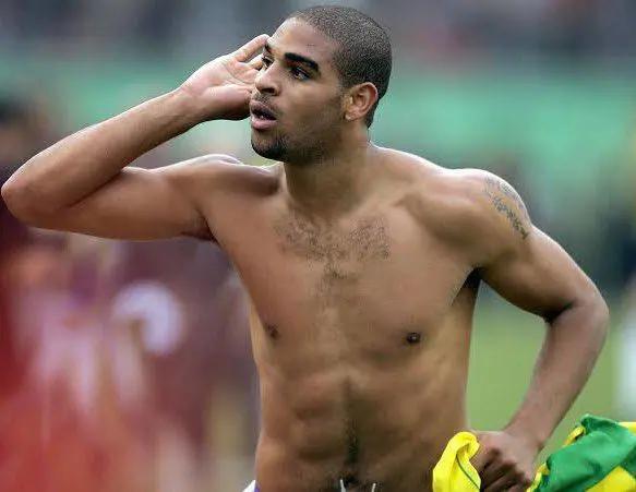 Estafan a madre de Adriano y el ex delantero estalla y lanza amenaza: Vas a ver al diablo