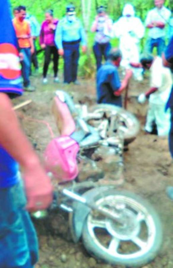 Honduras: Maleantes enterraron a un hombre junto a su moto