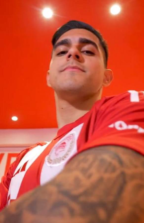 Luis Palma es presentado con el Olympiacos de Grecia al lado de lujoso carro