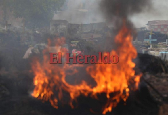 Fotos: Así fue el voraz incendio que consumió varias tumbas del cementerio Sipile en Comayagüela