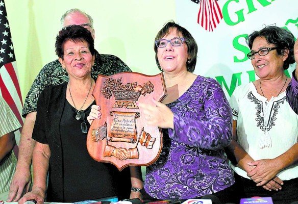 Locatarios agradecen apoyo de Lisa Kubiske