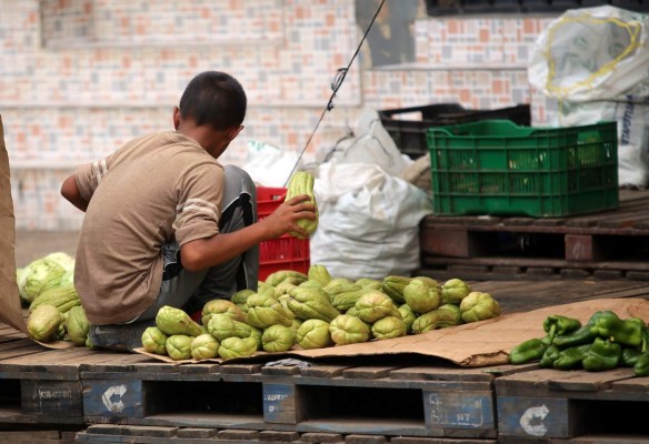 Más de 17,000 niños trabajan en la capital, según el INE