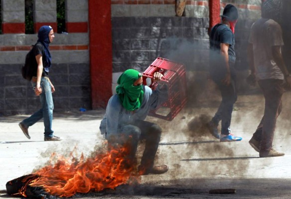 Chimbas, palos, piedras y hondas caseras en protesta frente a la UNAH