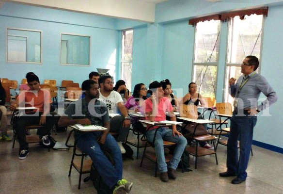 Docente y alumnos madrugan para tomar aula de clases