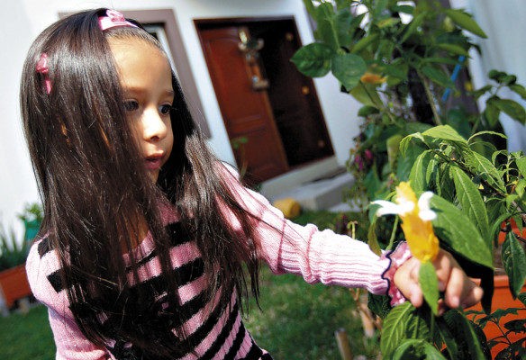 Nimra lucha desde el vientre de su madre