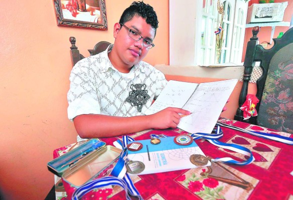 Quinceañero entre medallas y números