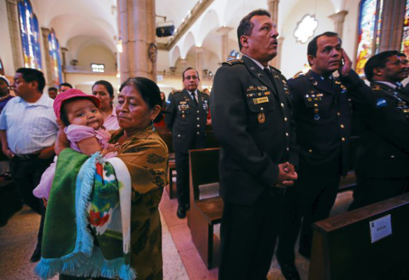 Presidente pide sabiduría a la Virgen para dirigir Honduras