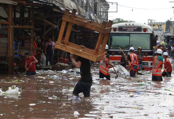 Desbordamiento de quebrada El Sapo inundó los mercados