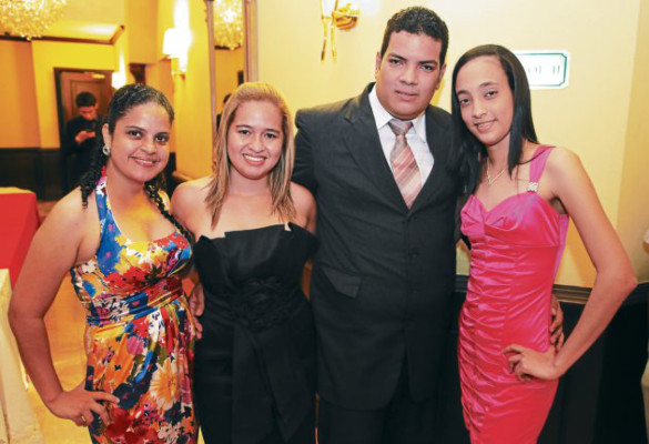 En inolvidable ceremonia unen sus vidas ante Dios