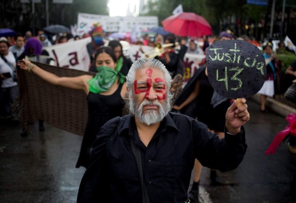 México: Tras recibir pista, buscan más cuerpos en fosa