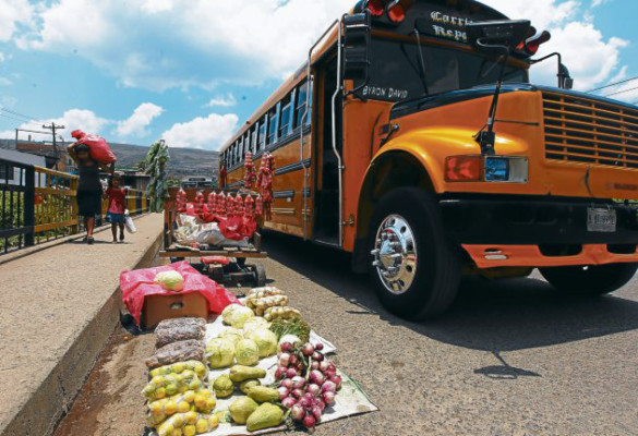Vendedores convierten en mercado puente El Carrizal