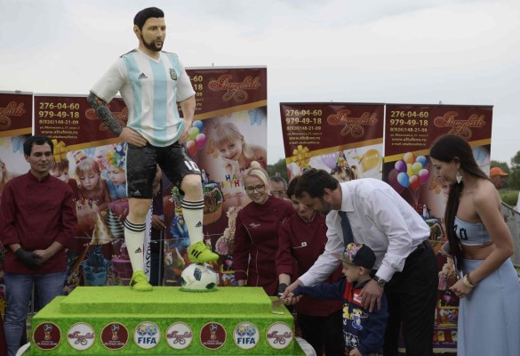 En honor al cumpleaños 31 de Messi, confiteros rusos fabrican un pastel de chocolate gigante