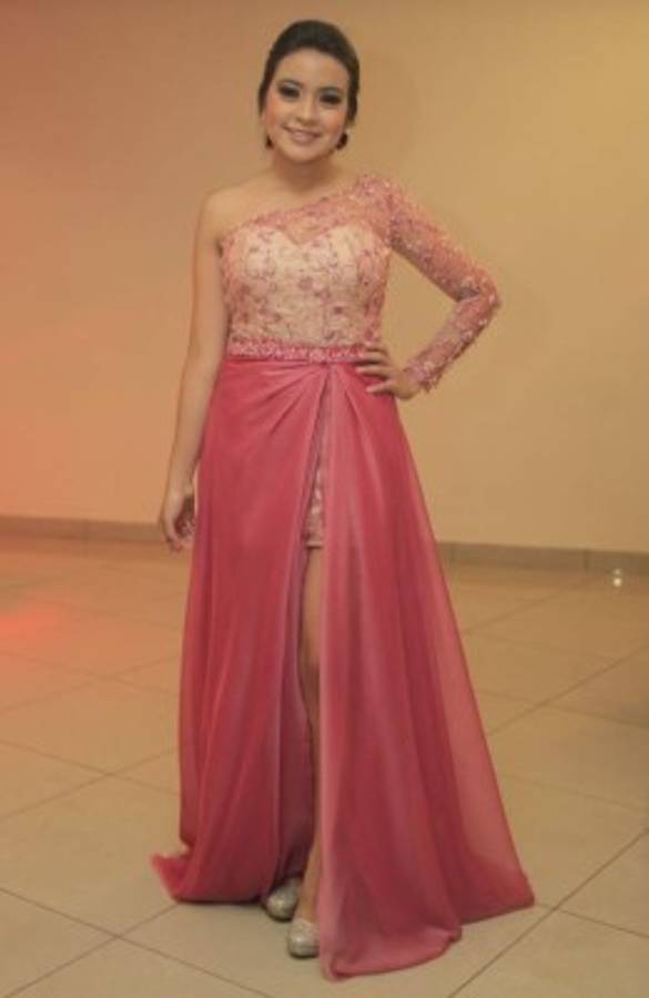 Encajes y pedrería iluminaron las prom