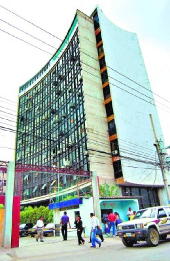 Empleados además pagaban 'impuesto de guerra” por plazas