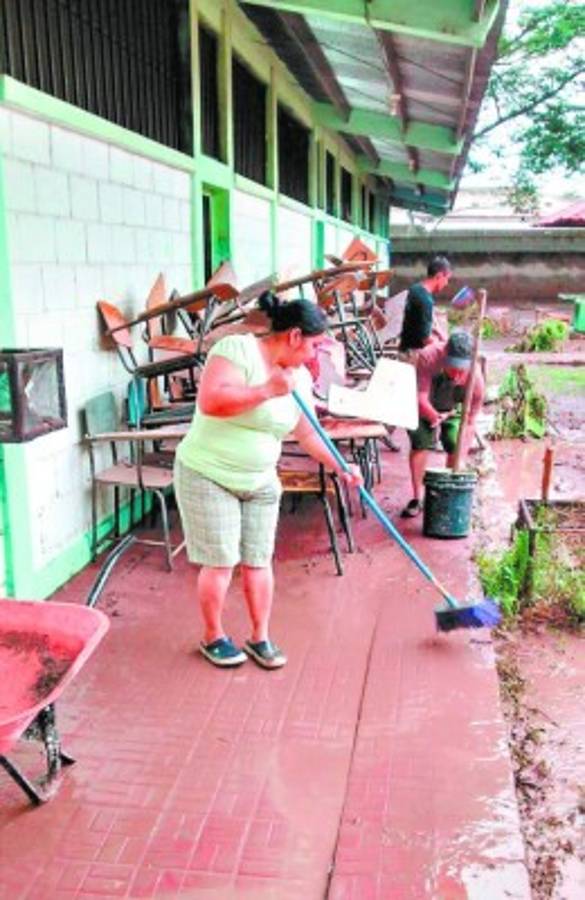 Suspenden clases por daños tras lluvias