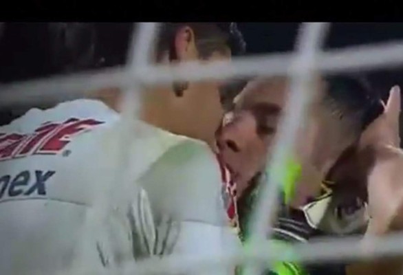 El beso entre futbolistas mexicanos está generando revuelo en internet