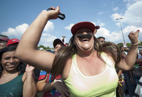 Maduro vota confiado en gobernar en nombre de Chávez