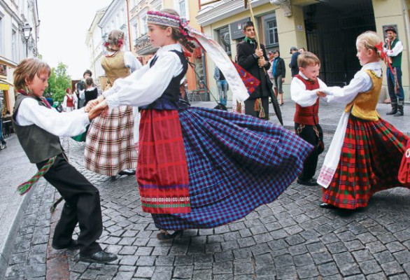 Folclore y tradición en las calles de Lituania
