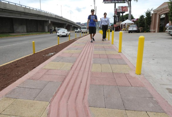 Ejecutan proyecto piloto de aceras peatonales para discapacitados en la capital de Honduras