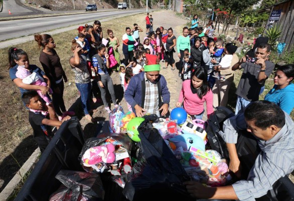 'Regale un juguete en Navidad” causa mágicas sonrisas en los niños