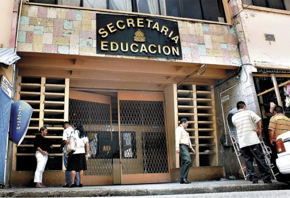 Descubren millonario despilfarro en Educación