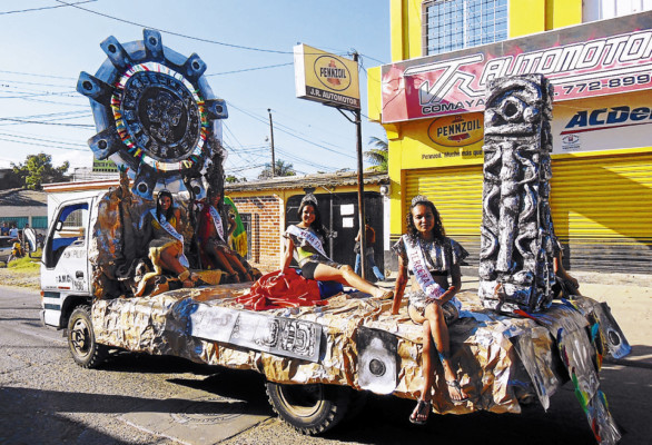 Con desfile de carrozas celebran aniversario de Comayagua