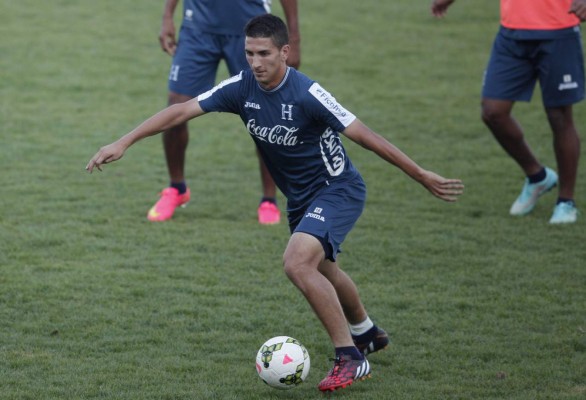 Johnny Leverón sorprende al entrenar con el plantel de Olimpia