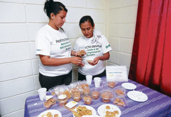 Mujeres exponen sus productos