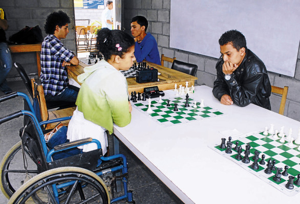 Universitarios de Danlí realizan torneo de ajedrez