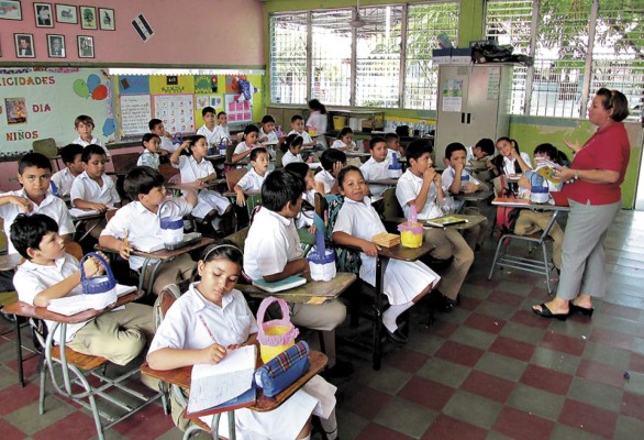 Unos 60 docentes deben renunciar a una plaza