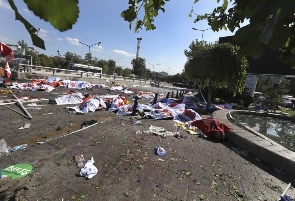Al menos 95 muertos en el peor atentado de la historia turca