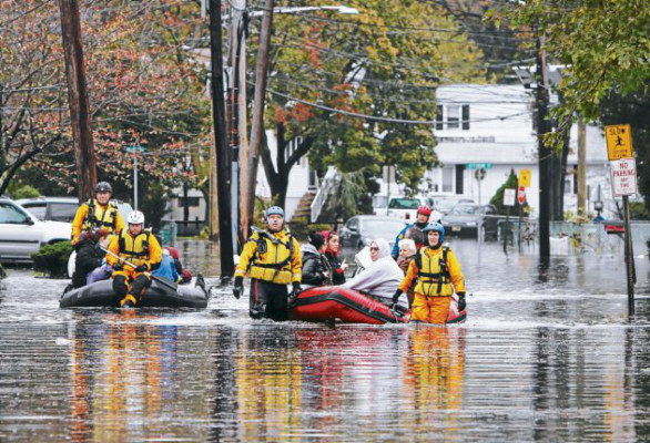 Estadounidenses resisten con valor secuelas de Sandy