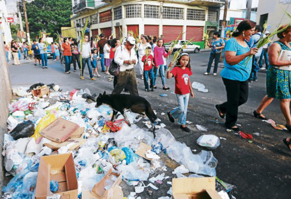 Basura acompañó a la feligresía en procesiones