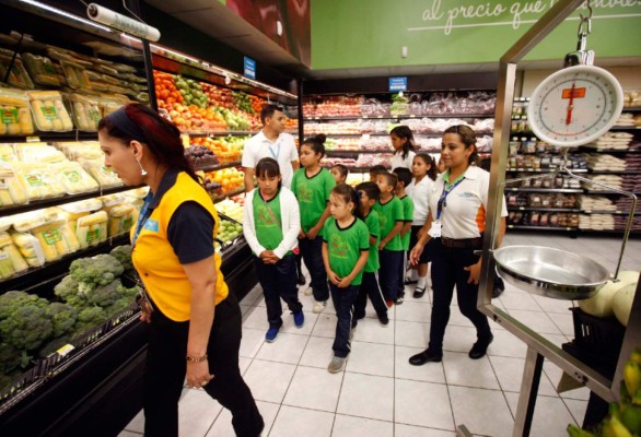 Paiz enseña cómo ahorrar energía y decir 'sin bolsas plásticas, por favor”