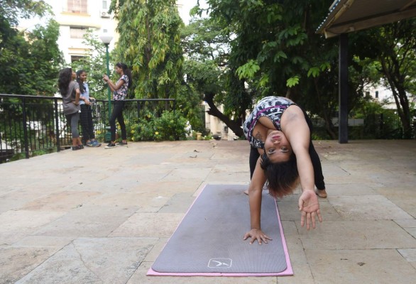 Una mujer india desafía los tópicos corporales con sus cursos de yoga en internet &nbsp;&nbsp;