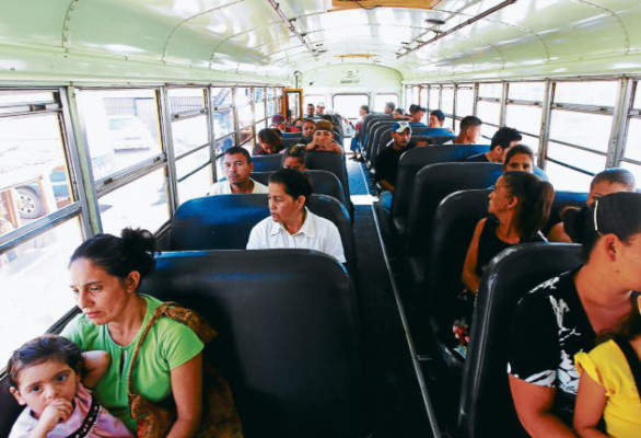 Los soldados no están en los buses