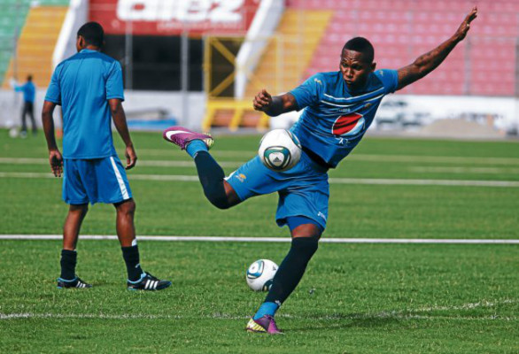 Amado ya hizo fútbol; jugaría el sábado con su máscara negra