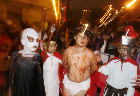 El mártir del gólgota se vive en comayagüela, 30 menores de la parroquia El Calvario protagonizaron la vía dolorosa de Jesús.