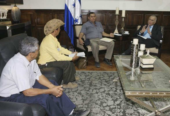 El presidente del Congreso Nacional, Mauricio Oliva, se reunió con una comitiva de pescadores artesanales.