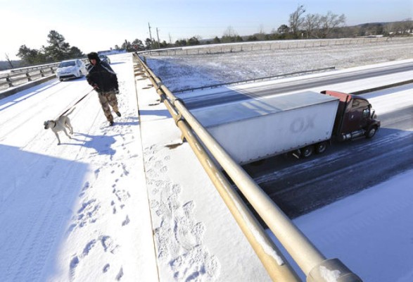 Al menos 5 muertos en el sur de Estados Unidos por ola de nieve y frío