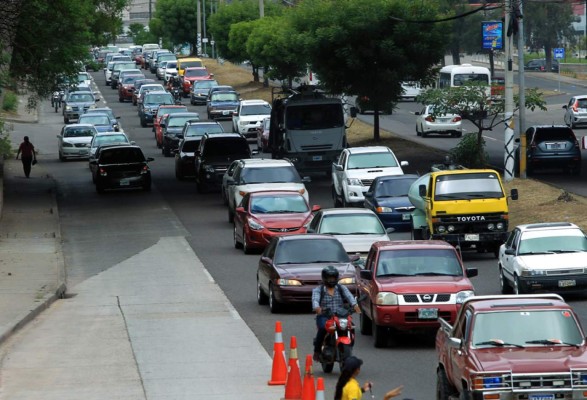 Anuncian cierre temporal de un carril en el bulevar Fuerzas Armadas