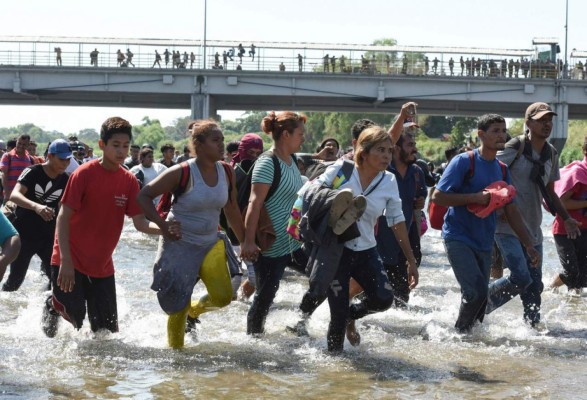 15 fotos impactantes de la caravana migrante recibida con gas lacrimógeno
