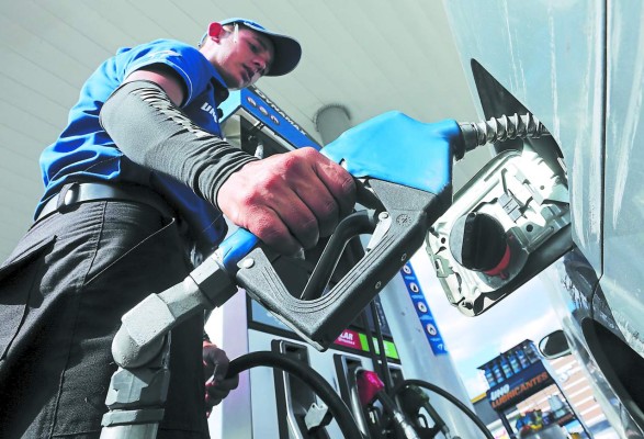 Carburantes seguirán a la baja por dos meses más