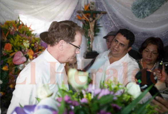 Embajador James Nealon llega a velorio de Berta Cáceres