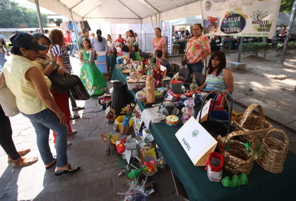 Megaexpoferia del reciclaje cautiva a decenas de clientes en la capital de Honduras