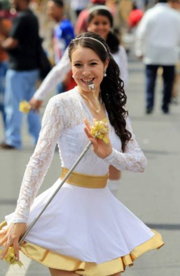 Bastoneras, dueñas de la pasarela cívica